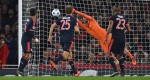 Petr Čech vyráží střelu Artura Vidala z Bayernu (23)foto Tony O´brien Reuters